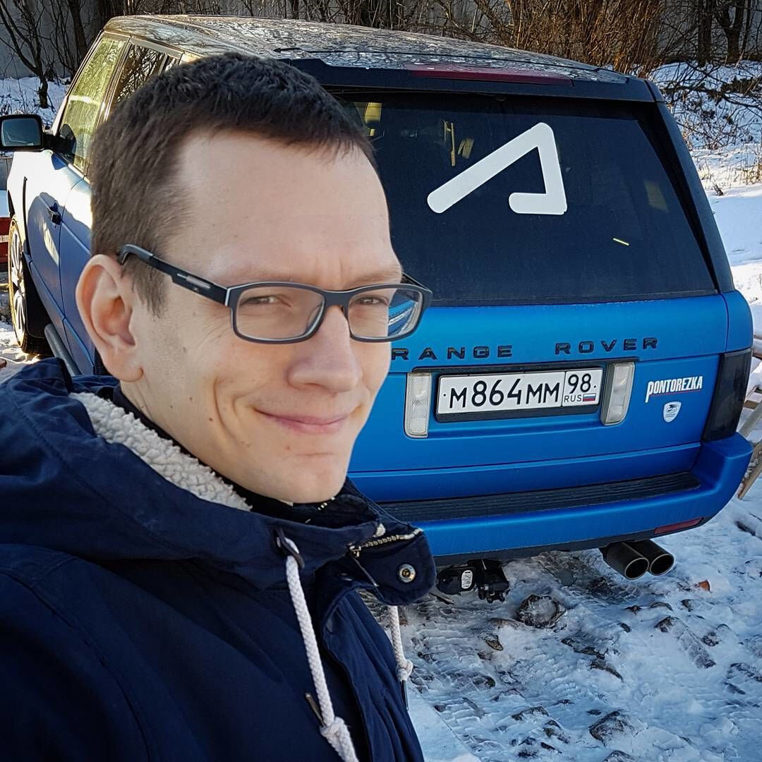 AcademeG 
4,81 млн подписчиков
Просмотры: 927 млн
Дата регистрации: 28 декабря 2010 г.

В миру Константин Заруцкий — питерский интеллигент, сумевший выбиться в топ российских автомобильных блогеров. Любит деньги больше, чем машины, характер открытый, не женат. К автомобилям относится критически, перед автопроизводителями не преклоняется. Начинал с банальных обзоров, но покупка старого Range Rover за 415 000 рублей изменила все. Родился проект Pontorezka, слава нашла героя и до сих пор не отпускает.
Снимает такие рубрики как:
"Машины против столба" где блогер покупает машины разного класса, и пускает их в столб. такие машины как "Mark 2", Лада приора, и многие другие.
"Валящий зил 130" Где из простого ЗИЛа делает быструю машину, поставив туда мотор от "BMW"
