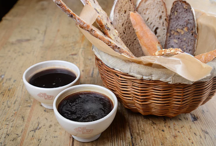 Bread coffee. Хлеб и кофе. Кофе и ржаной хлеб. Чай с хлебом. Кофе с хлебцами.