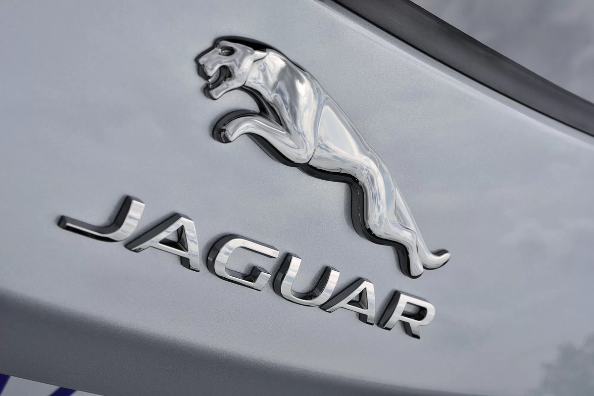 Флагманом кроссоверной линейки Jaguar станет большой электрический J-Pace — модель находится на финальной стадии разработки, дебют ожидается в следующем году.