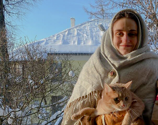 "Нас растили как леди, чтобы однажды мы стали женами. Кем же еще быть, как не женой? Нужно было выйти замуж, завести детей и так далее. Тебя так растили и ожидали, что так ты себя и будешь вести" М. Грэм "Память крови"