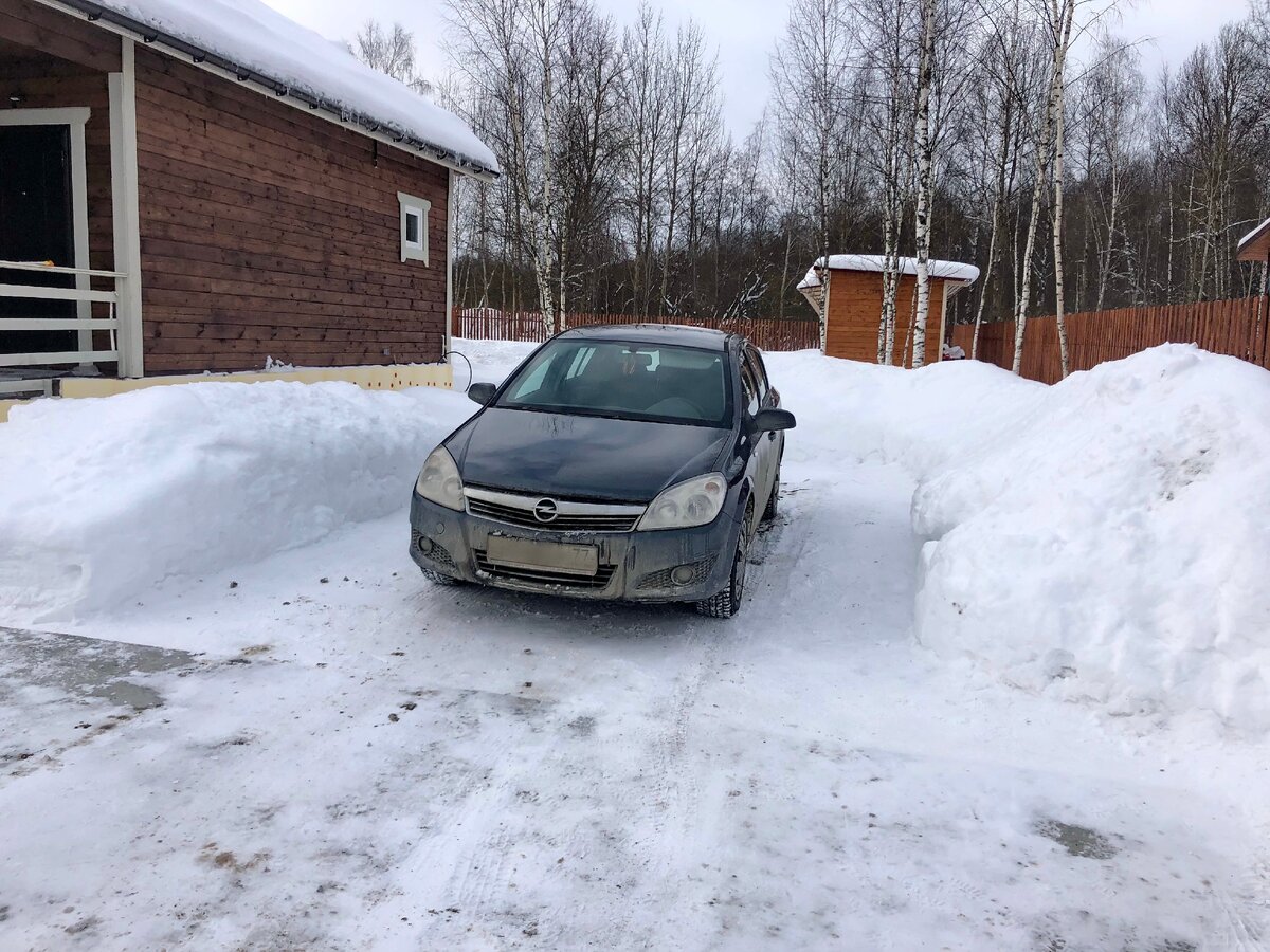 Стоянка для автомобиля на нашем участке. Фото автора статьи.