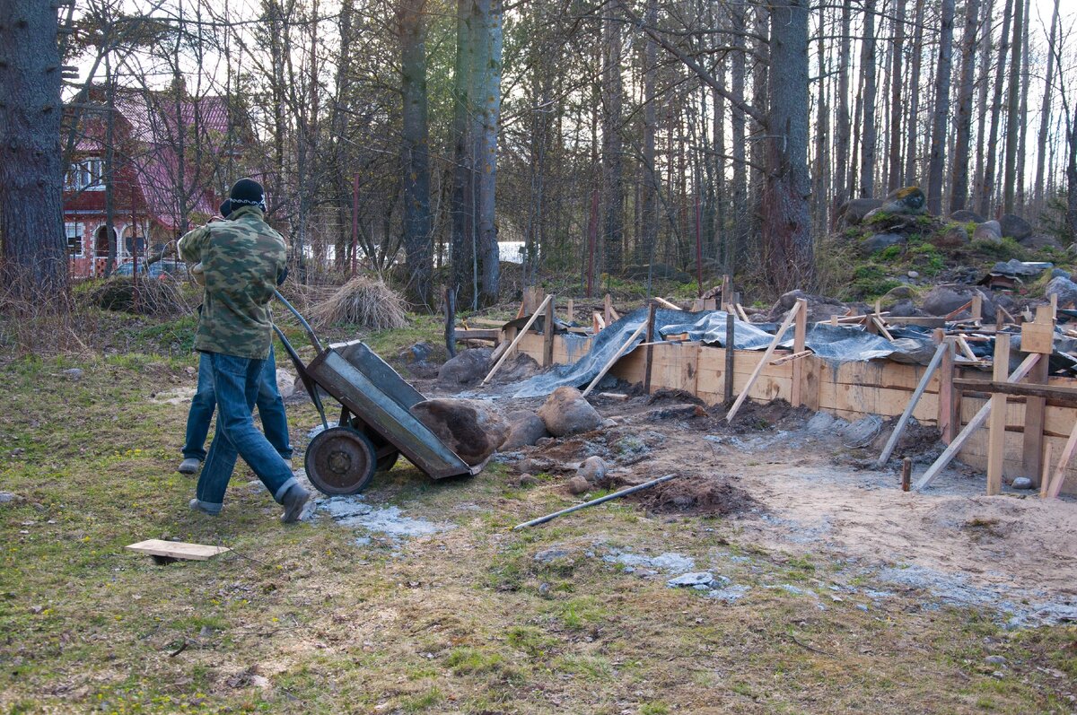 Фото автора: муж и свёкр выкапывают огромные валуны около фундамента (май 2017)