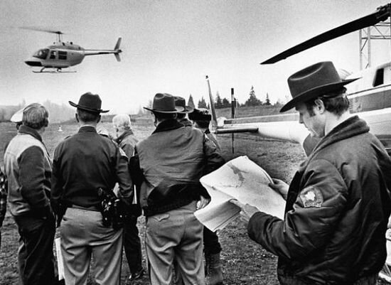 Документальное фото. Полиция обыскивает местность в поисках Купера (Фото из открытых источников)