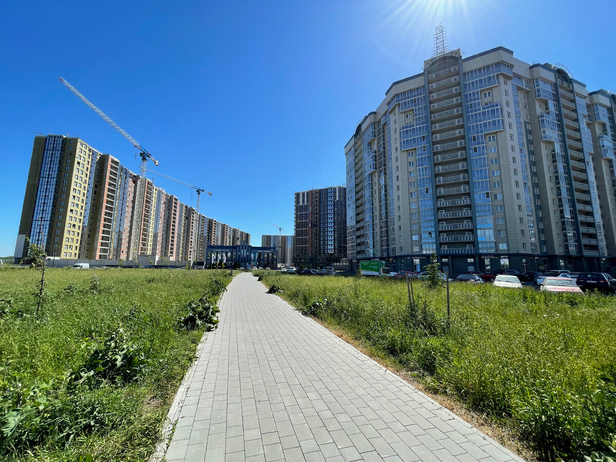 с правой стороны сданный ЖК Капитан Немо