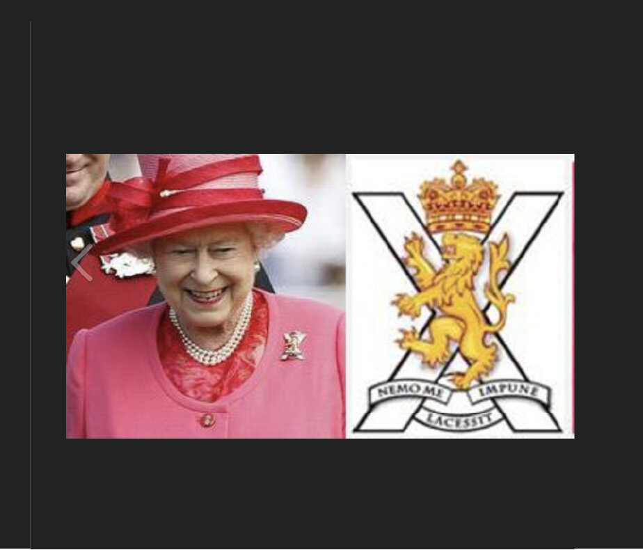 Королева Елизавета II и гербовая Балаклавская брошь.