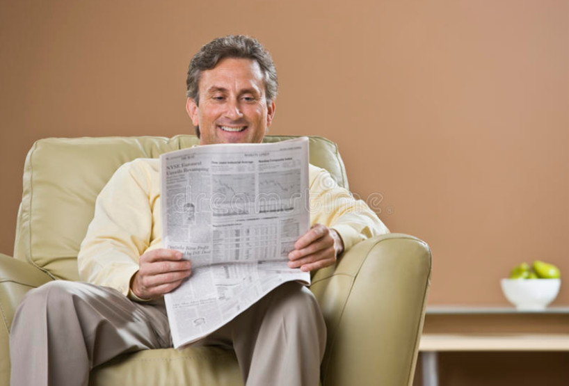 Newspaper man. Мужчина с газетой. Человек читает газету. Человек в кресле с газетой. Отец читает газету.