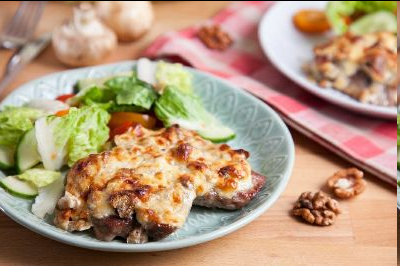 Ингредиенты: 
Cвинина (эскалоп/стейк) — 2 шт.
Cыр — 50 г
Шампиньоны — 4 шт.
Грецкий орех — 4 шт.
Сметана — 2 ст. л.

Приготовление:

1. Духовку нагреть до 220 °С. Нагреть сковородку, налить в нее растительное масло.
2. Эскалоп накрыть пищевой пленкой и как следует отбить. Посолить, поперчить. Обжарить на сковородке с двух сторон по одной минуте.
3. Пока жарится свинина, нарезать грибы пластинками, сыр натереть на терке, грецкий орех порубить. Смешать сыр со сметаной и порубленными грецкими орехами.
4. Противень застелить бумагой для выпечки, положить на нее эскалопы, сверху – грибы и сырную массу. 
5. Запекать в духовке в течение 10 минут до золотистой корочки. По желанию (пока готовится свинина) можно приготовить простой салат.

Приятного аппетита! 