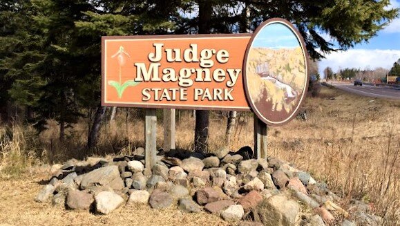 Надпись на указателе: "Парк судьи Мэгни". Источник https://vk.cc/c4xxJw