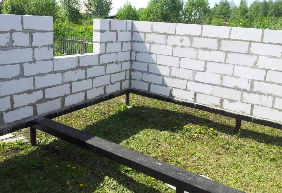Можно ли использовать блок. Баня из газобетона на винтовых сваях. Баня из пеноблоков на винтовых сваях. Пеноблок на винтовой фундамент. Пеноблок на свайном фундаменте
