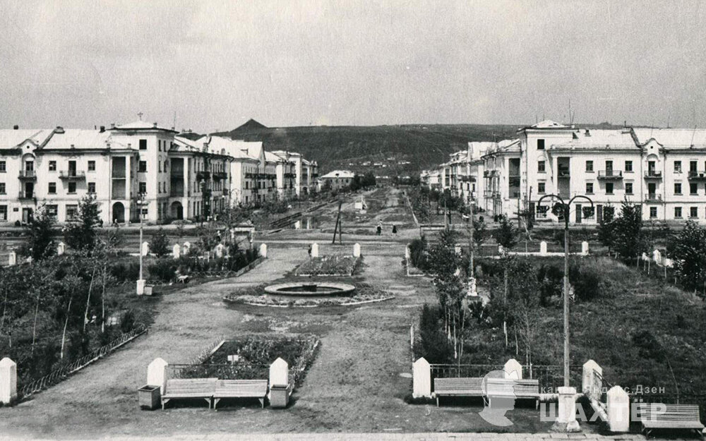 Фото из архива Новокузнецкого краеведческого музея. 1951 г. Абашево – шахтёрский район. Вдали на горизонте виден конус террикона шахты «Абашевская».