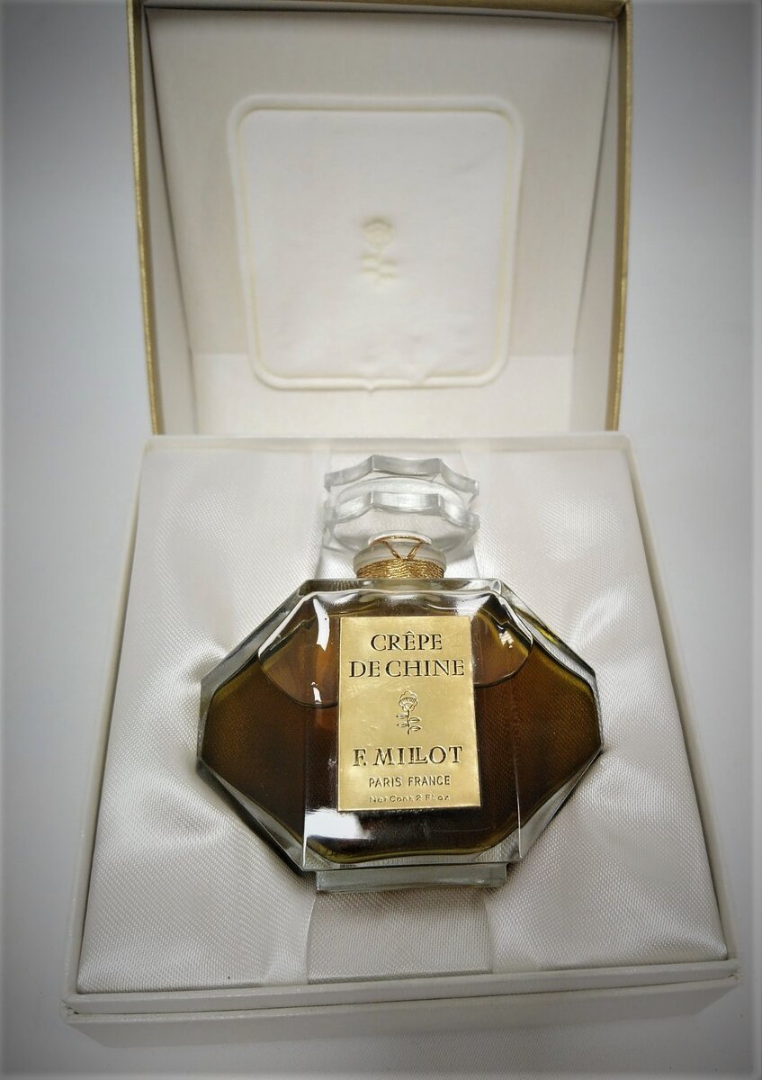 Духи "Crepe de Chine", созданные Жаном Депре/Jean Desprez в 1925 для парфюмерной компании  F.Millot, производились до 1973 года.