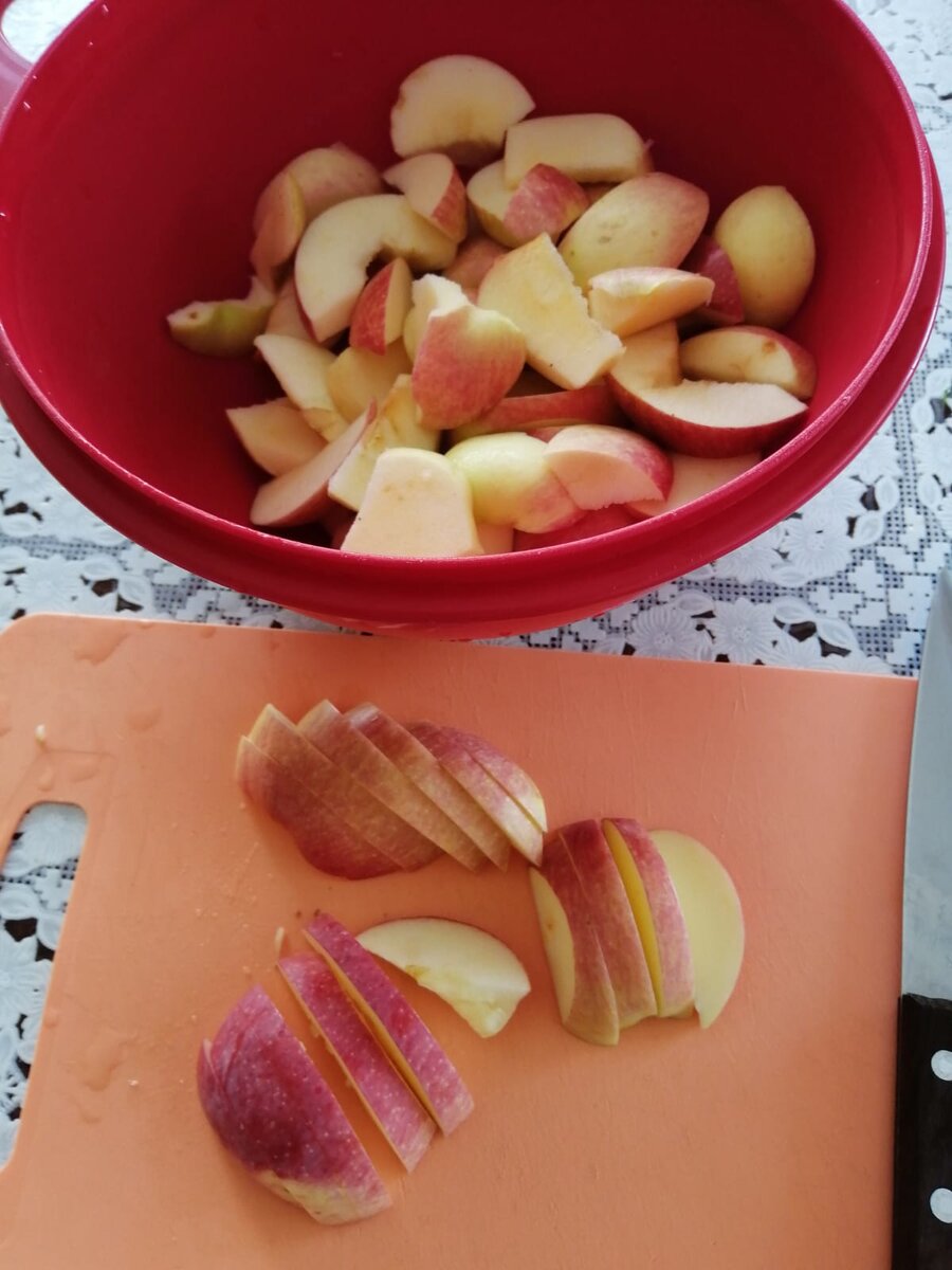 режем яблоко на дольки