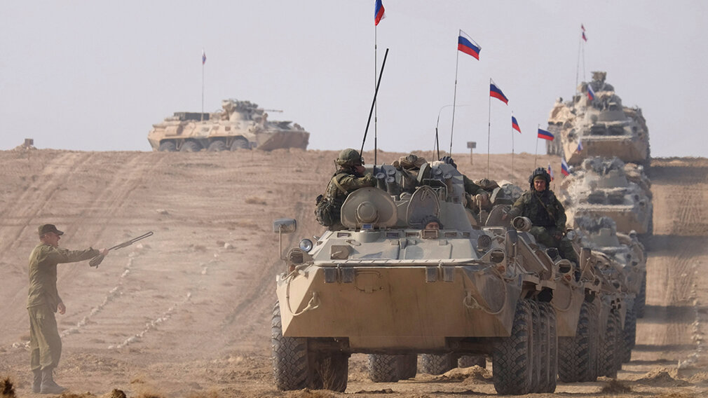 Движение колонны техники ВС РФ в Таджикистане