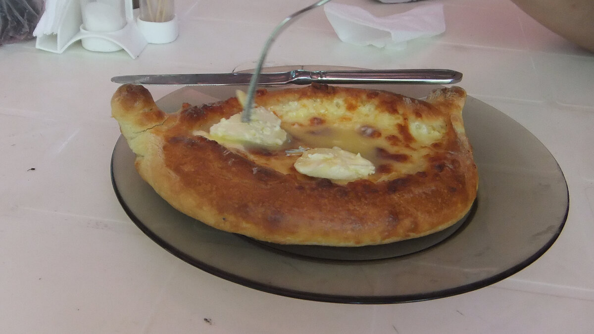 Ой, как мне понравились хачапури! А в Гагре в одной кафешке делали при нас хачапури с яйцом – до сих пор слюнки текут)