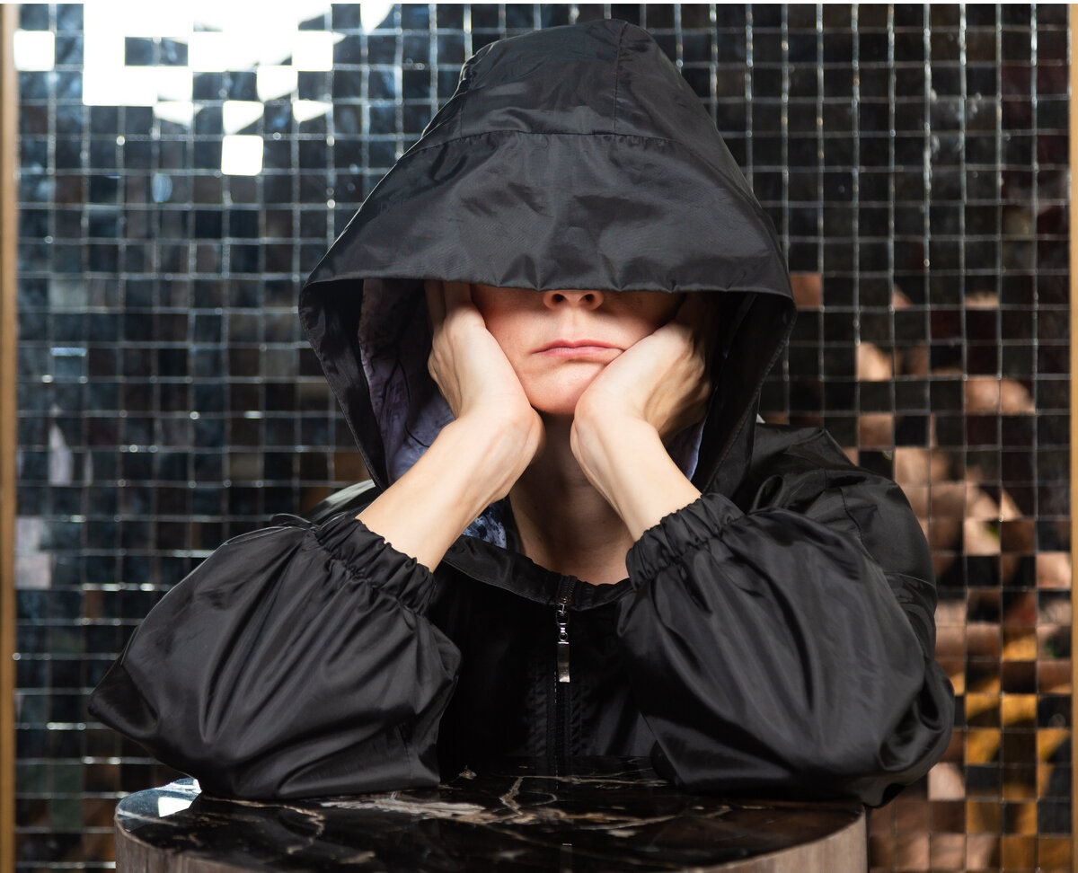 Специально для этой публикации.  Ваша Наталя Шумак. Из провинции в Москву поступать во ВГИК приехала барышня с большим талантом и верой в то, что Чудеса случаются.  Но медом было не намазано...  Мечты сбываться отказывались.  Фото: Ангела Толстова (Pushba). Макияж: Елизавета Вольнова.    Локация  съемки предоставлена:  zen.yandex.ru/laredoute