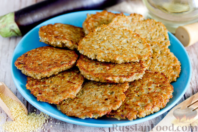 баклажан, кускус, лук репчатый, яйца, мука, масло подсолнечное, соль, перец чёрный молотый