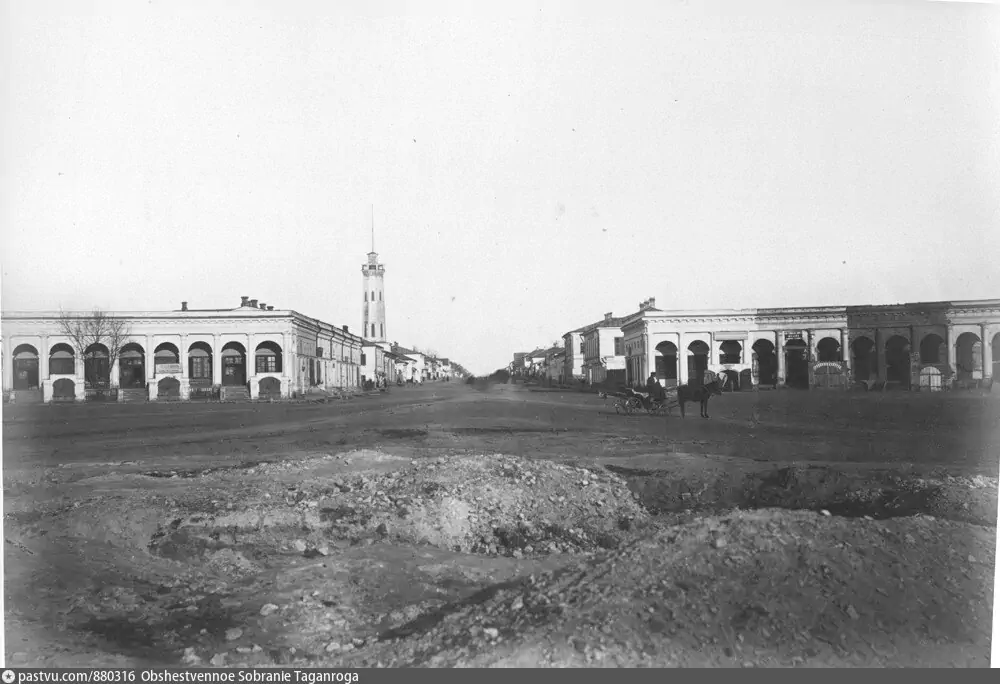 Александровские торговые ряды и перспектива Александровской улицы.  В 1904 году улицу переименуют в Чеховскую (Александровской станет соседняя, современная Александровская улица). 