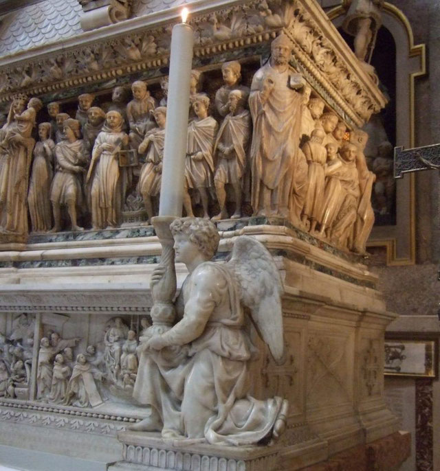 Сделана для гробницы Святого Доминика в Болонье. Произведение создано в качестве дополнения к существовавшему ранее ангелу художника Никколо дель Арка. "Ангел с канделябром" своеобразно контрастирует с мягким, женственным ангелом Никколо дель Арка. Фигура Ангела с канделябром отражает мужественность, уверенность и сосредоточенность.