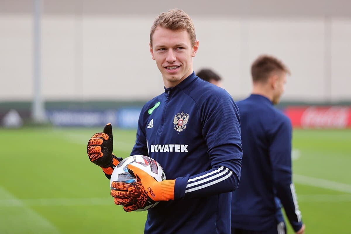 Матвей Сафонов на тренировке сборной России по футболу 