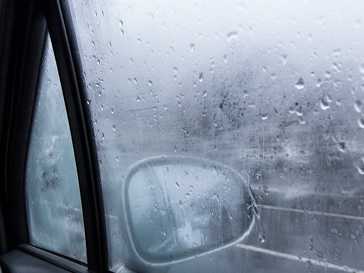 Помню как в детстве рисовал на таких окнах.