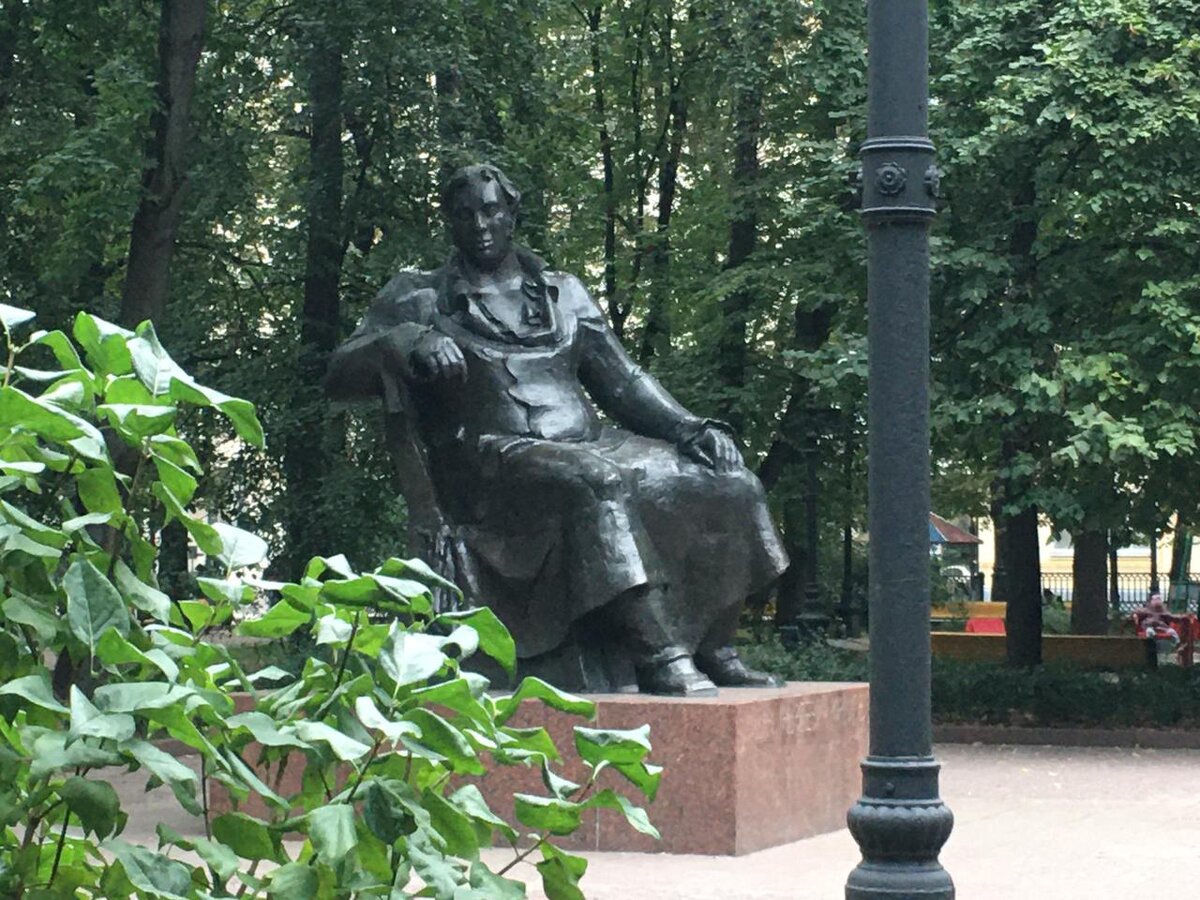 Иван Андреевич Крылов. Памятник в Москве. Патриаршьи пруды.