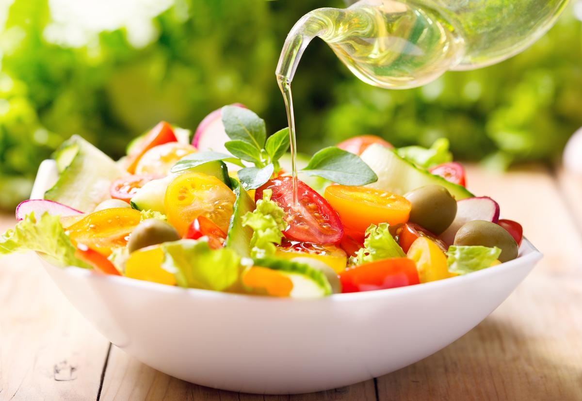 Оливковое масло с овощами. Салат овощной с маслом. Салат с маслом растительным. Овощной салат с растительным маслом. Овощной салат с оливковым маслом.