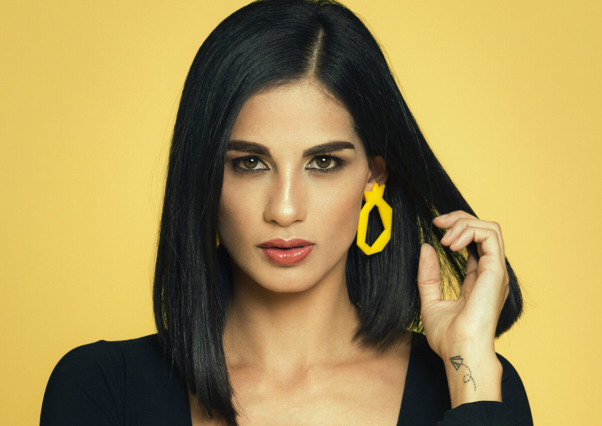 Частое прикосновение к волосам может указывать на неуверенность собеседника. Фото автора Mariana Mena Pexels, используется по лицензии Creative Commons