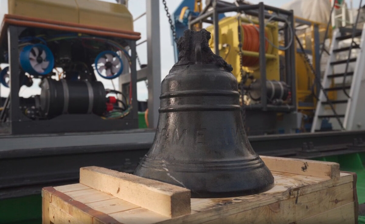 Колокол с теплохода "Армения", поднятый с места трагедии весной 2021 года поисковиками Центра подводных исследований РГО. Фото: ЦПИ РГО