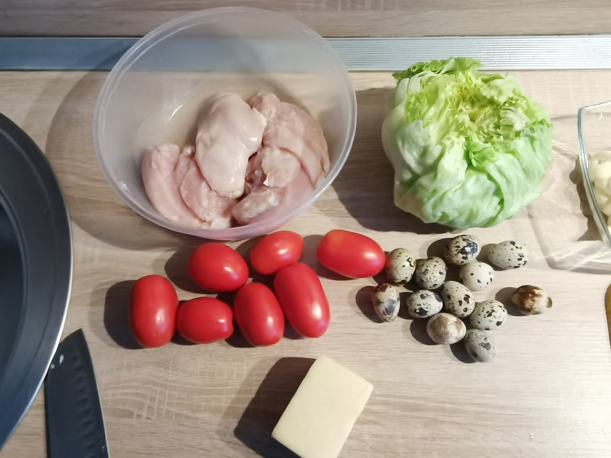 
Листы салата "Айсберг" - 350 гр;
Помидоры "Черри" (можно взять обычные) - 350 гр;
Яйца перепелийные - 12 шт.;
Куриная грудка - 300 гр + соль, перец, приправа для курицы;
Хлеб (для сухариков) или готовые сухари - 100 гр;
Сыр твёрдый - 50 гр.
