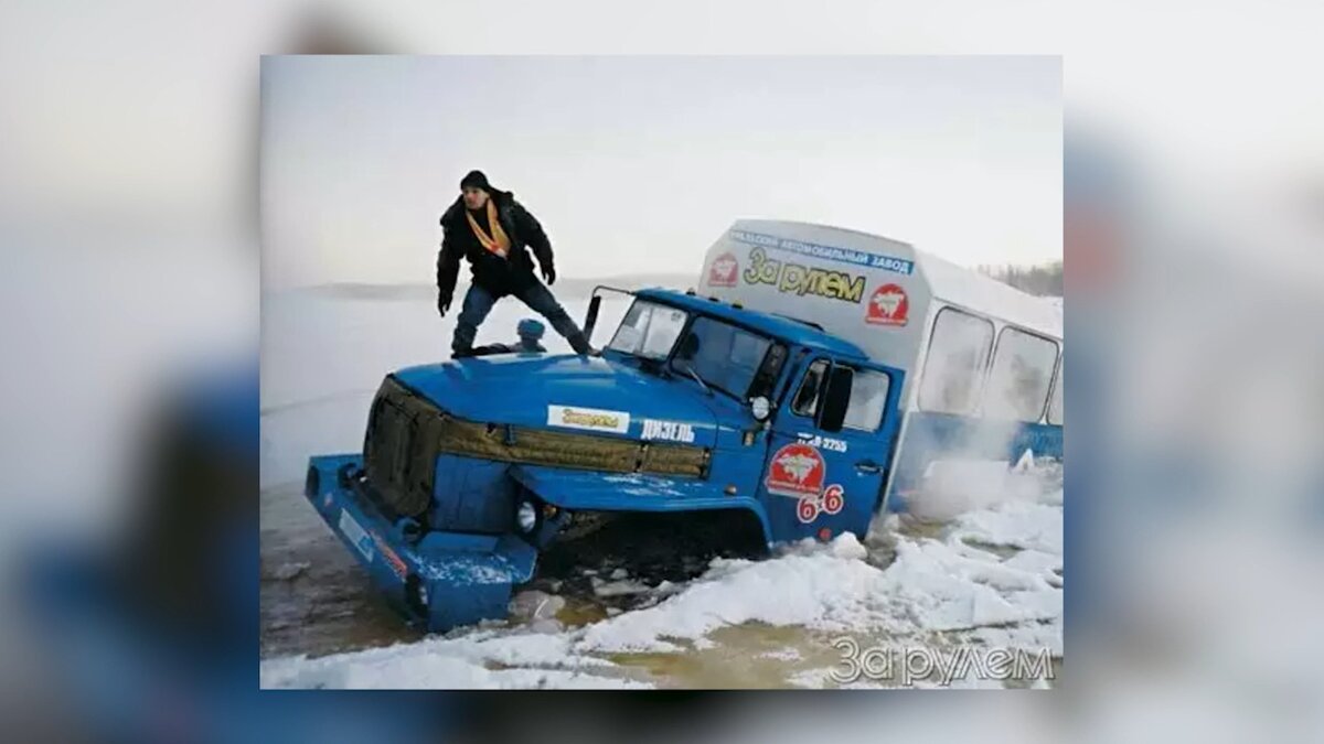 К счастью, автомобиль не утонул полностью и был вытащен на сушу.