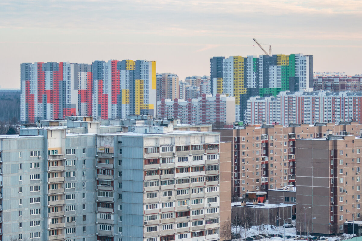 Соседство старого жилого фонда и нового, граница Москвы и области. Фото: Shutterstock