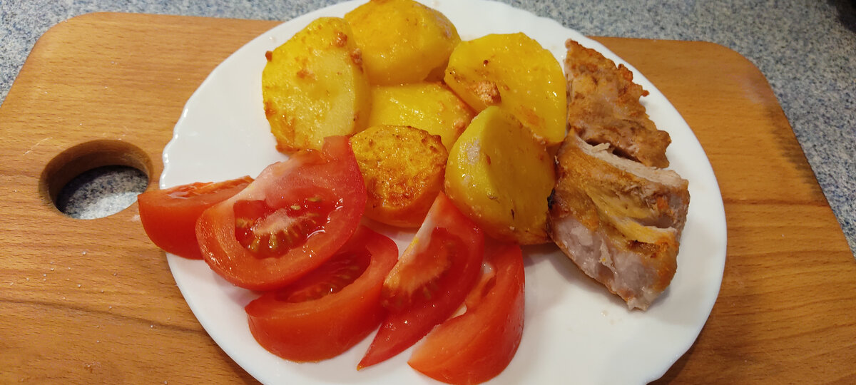 Фото обеда автора: картофель, запечёный в фольге со специями + мясо, запечёное в соево-медовом маринаде + помидорки