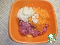     В глубокую миску отправляем фарш. Трём на мелкой тёрке тыкву, картофель и чеснок. Высыпаем в миску к фаршу. Добавляем яйцо.