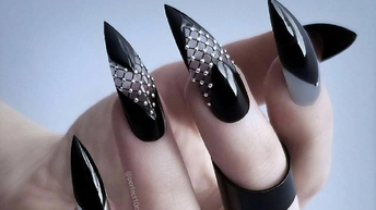 Маникюр лучшие идеи, в стиле рок 2022: эпатаж или классический черный цвет современный дизайн ногтей.