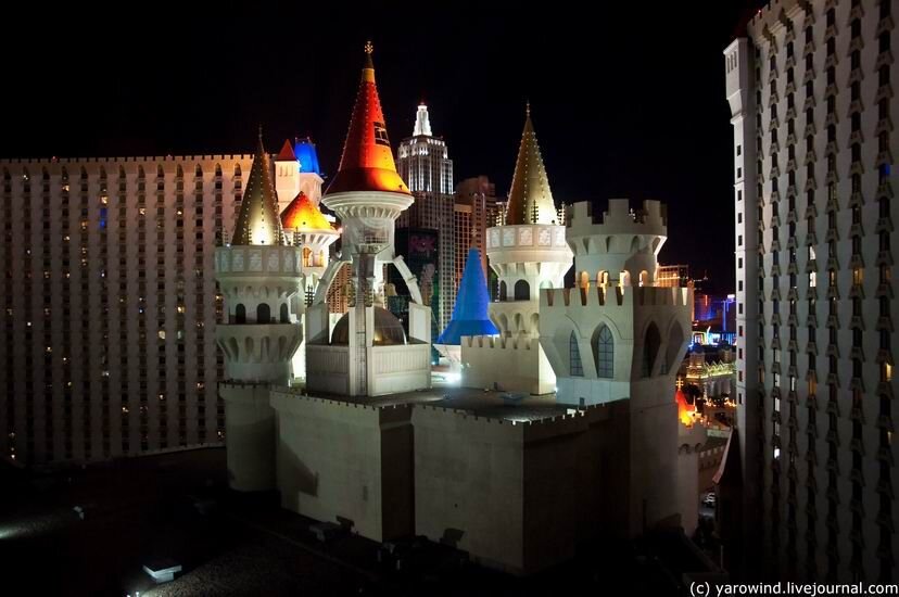 Лас-Вегас ночью, отель Эскалибур