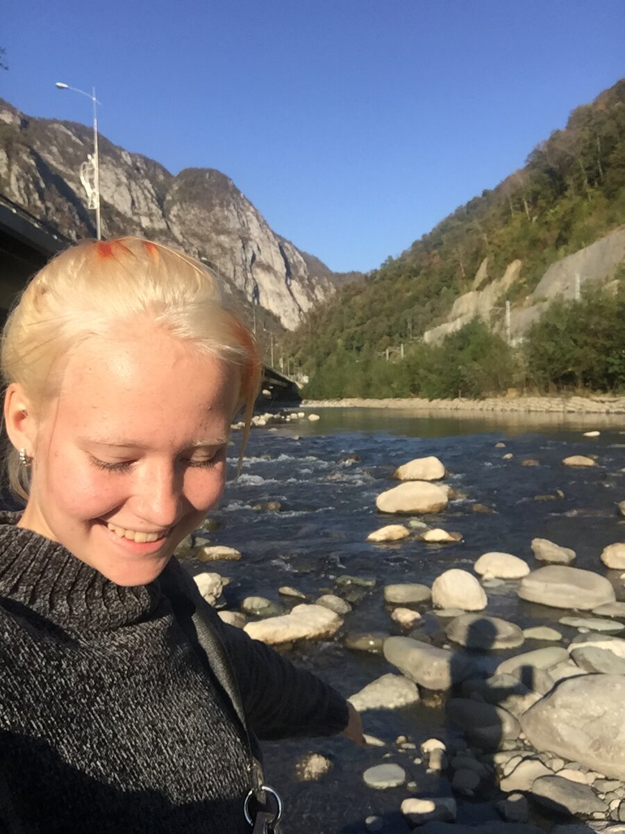 Счастливая.