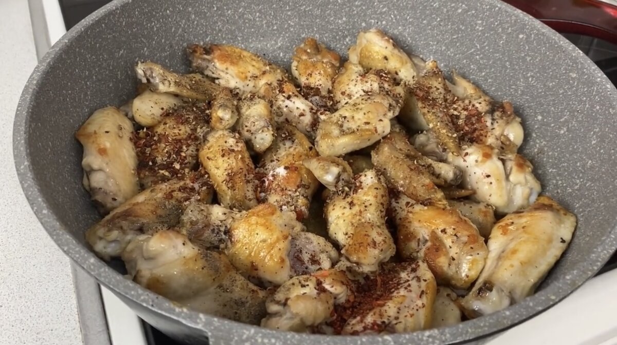 Куриные крылышки вареные. Сколько варить крылышки куриные в кастрюле. Вареная куриная грудка в кастрюле фото. Сколько варить крылышки куриные в кастрюле. Chicken breast ingredient.