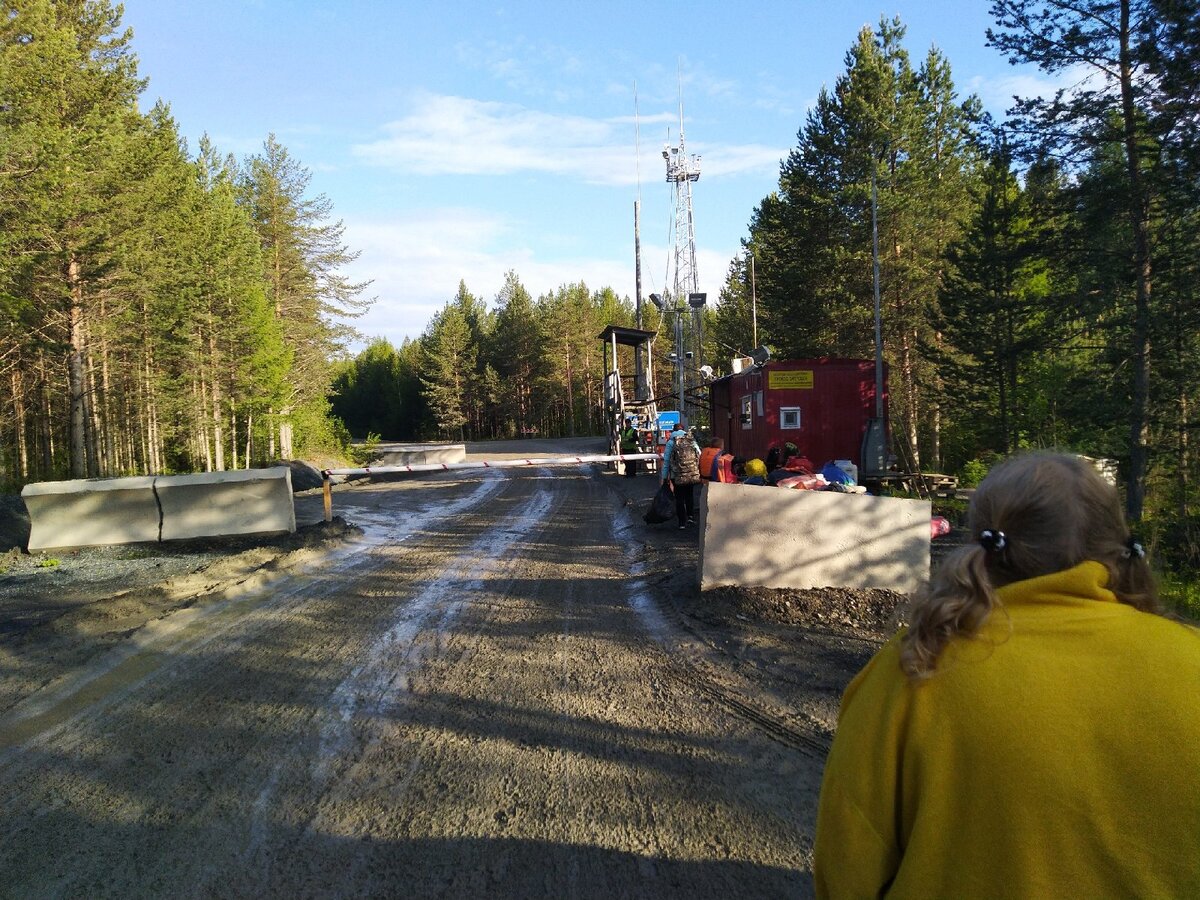 Охранник на этом КПП категорически отказался нас пропускать даже для разгрузки