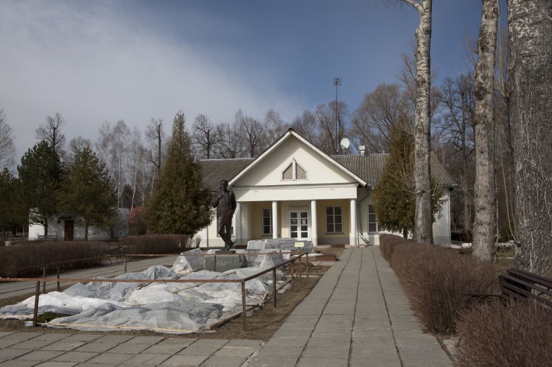 
Домик Чехова прячется за деревьями и небольшим прудиком.
Подход к дому охраняют два “умнейших существа” – Хина Марковна и Бром Исаевич.