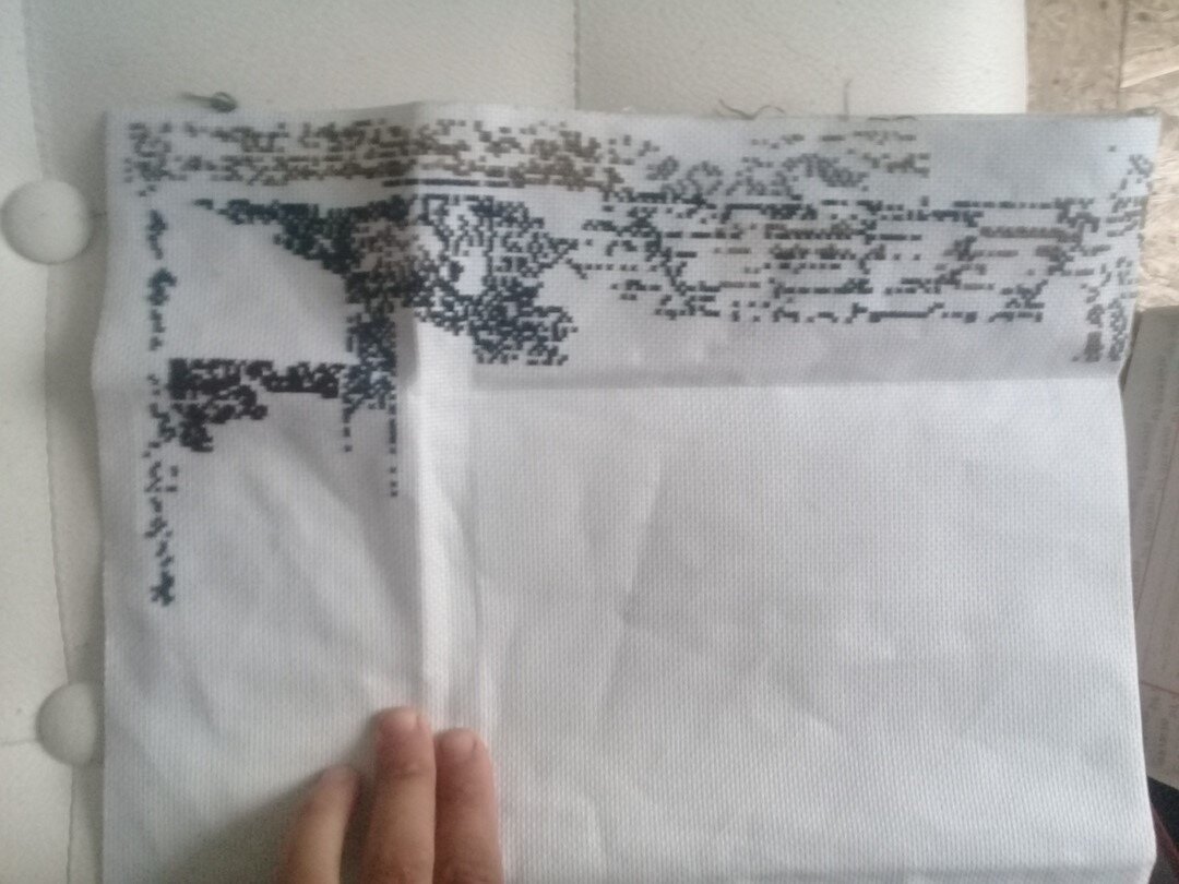 Это я вышиваю левый край работу по мотивам картины Да Винчи. Я думаю, через несколько дней будет практически полностью зашит верх вышивки.