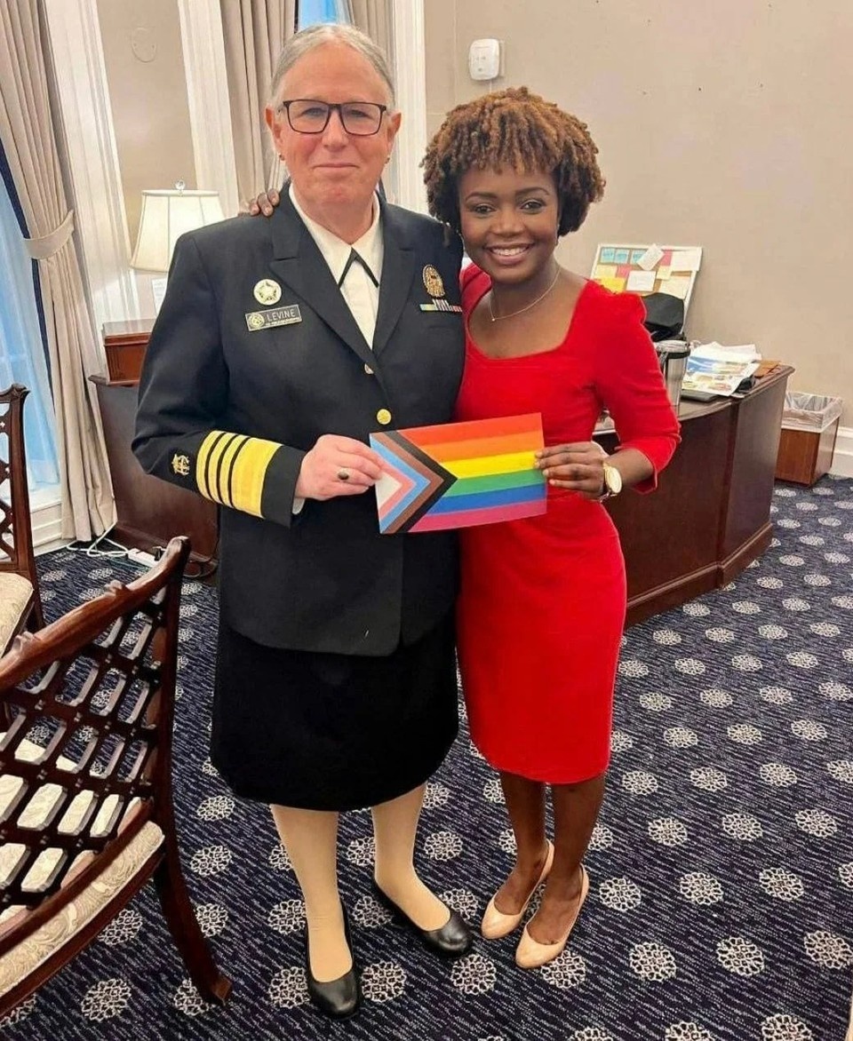     Левин с пресс-секретарем президента, открытой лесбиянкой Карин Жан-Пьер  СОЦСЕТИ