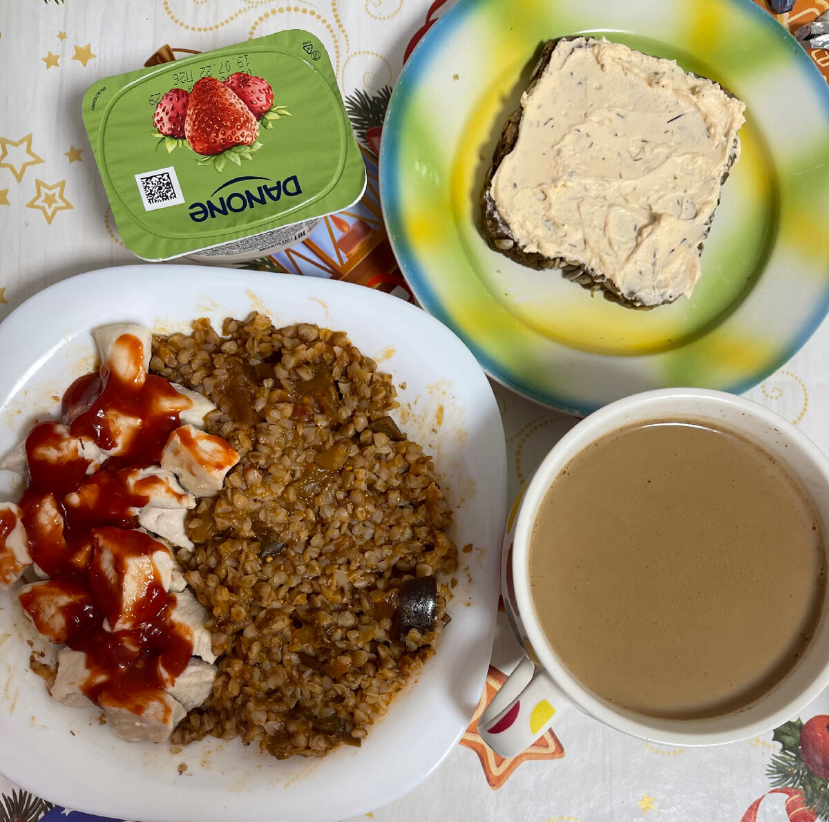 Гречка с овощами, филе куриное с кетчупом чили, кофе, бутерброд с творожным сыром, творожок.