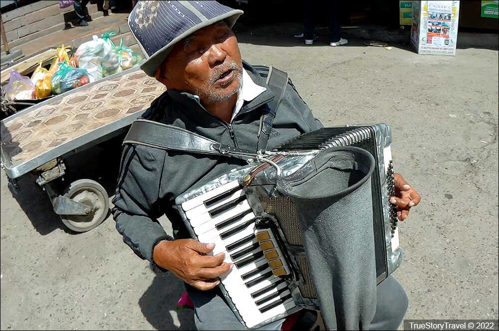 Киргизия - Слепой старик на рынке. Как он стал знаменит на весь базар?