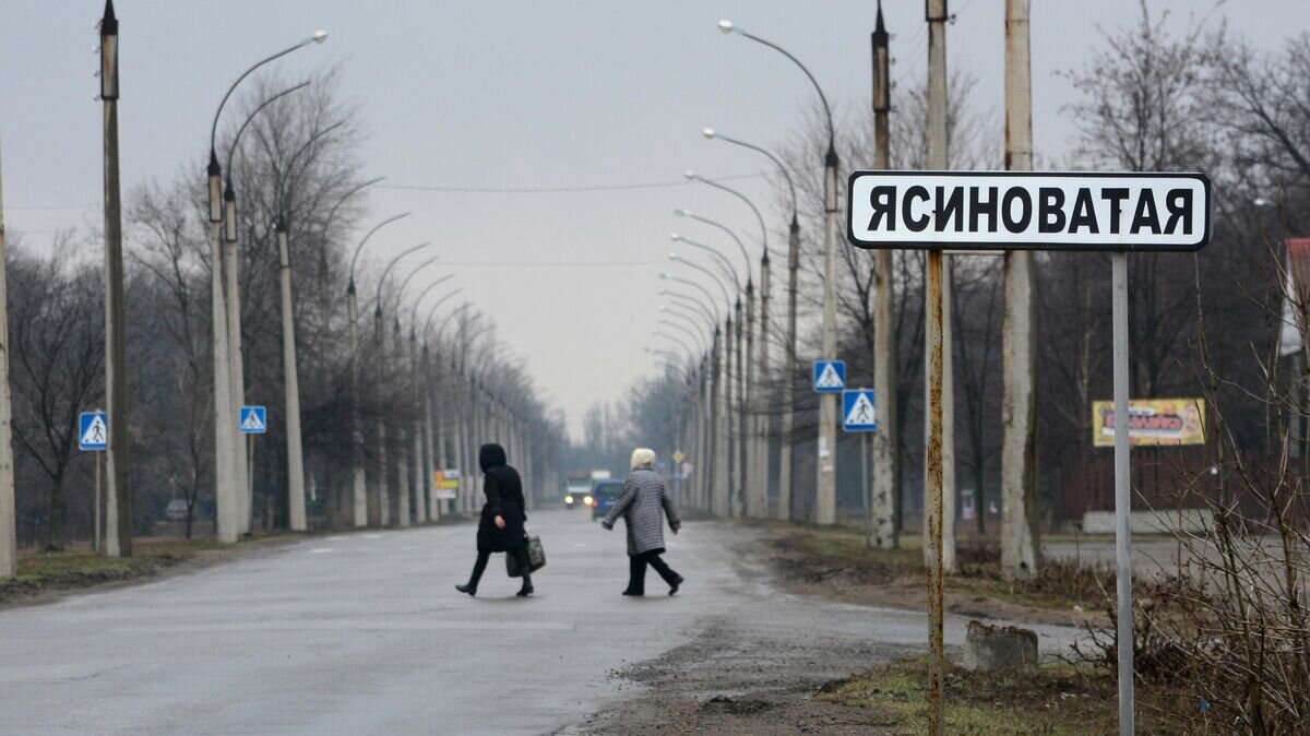    Указатель на въезде в город Ясиноватая в Донецкой области© РИА Новости / Сергей Батурин