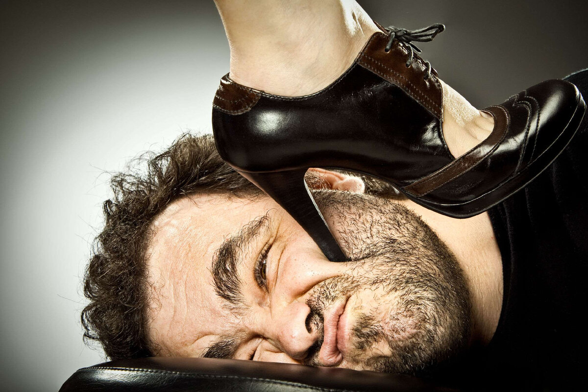 Кто знает может и ты уже под каблуком 