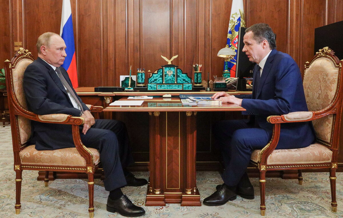    Президент РФ Владимир Путин и губернатор Белгородской области Вячеслав Гладков  Михаил Климентьев/пресс-служба президента РФ/ТАСС