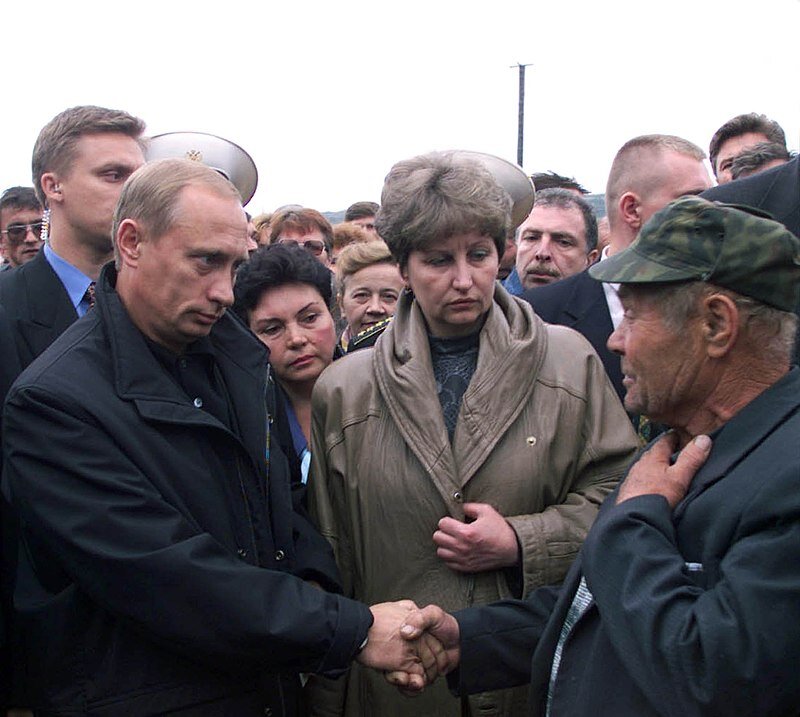 Трагедия с подводной лодкой Курск. В. Путин на встрече с родственниками погибших в Видяево. 22 августа 2000 года. 