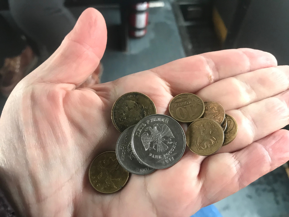 Когда в маршрутке мне дали сдачу «десюнчиками», сначала возмутилась, вернула водителю. Потом подумала: кто-то уже добрался до монеток, которые мы и за деньги не считаем. 