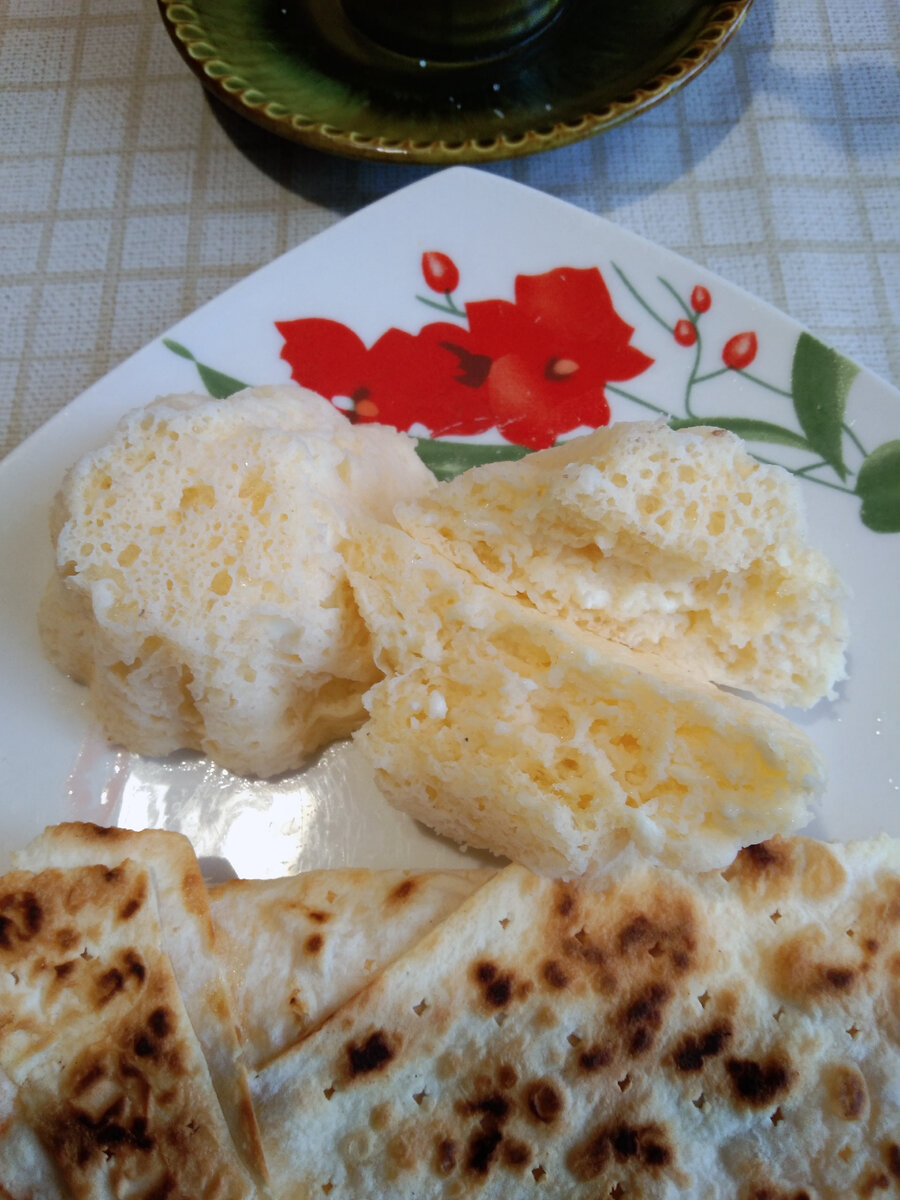 Очень нежные и воздушные кексы получились. Главное не передержать в микроволновке.