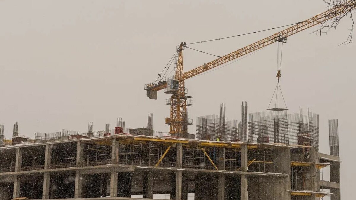     Вдоль улицы Менделеева, на крутом склоне у реки Уфа, разместились сразу два горнолыжных центра. Лес, протянувшийся на несколько километров от ВДНХ до Трамплина, на территории которого стоят две горнолыжки, мог бы стать центром притяжения горожан и туристов. Вместо этого территорию решили застроить.